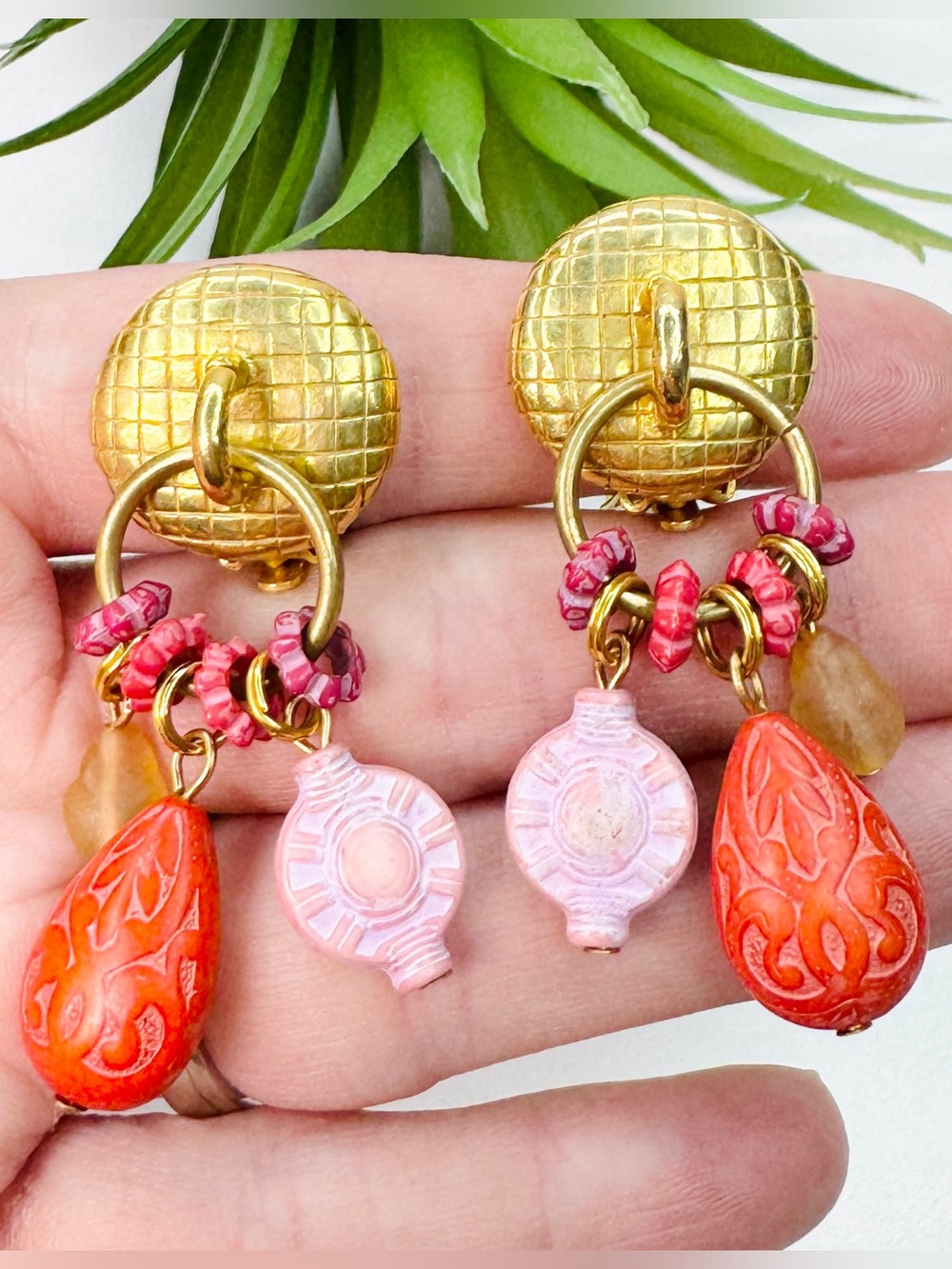 VTG Catherine Stein Satin Gold Textured Coral Pink Bead Dangle Clip On Earrings
